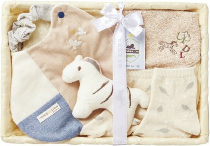 【ラッピング無料】国産 ダンデライオンおでかけセット 6944-0350 日本製 スタイセット パッチワークスタイ 授乳スタイ ガラガラ リーフソックス 竹籠