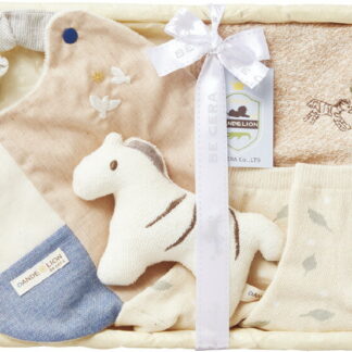 【ラッピング無料】国産 ダンデライオンおでかけセット 6944-0350 日本製 スタイセット パッチワークスタイ 授乳スタイ ガラガラ リーフソックス 竹籠